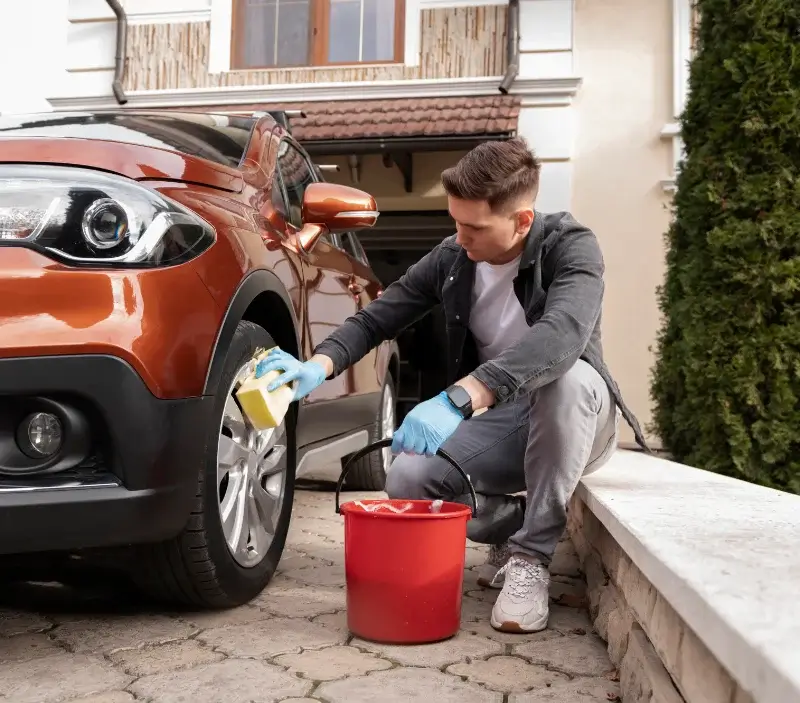 Lavage auto à domicile Saint-Genouph : professionnel intervenant sur un véhicule